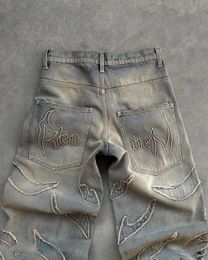 Vendre des pantalons en jean brodés à bord brut