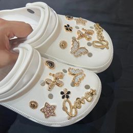 Venta de accesorios de flores de zapatos adecuados para zapatos perforados Decoración de jardín de diatías de cachorro de mariposa dorada 240520