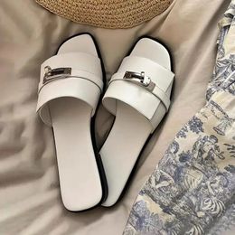 Verkopen dames slippers Peeping tenen platte schoenen metalen decoraties ontwerpers dames muilezels merk landingsbaan schuifregelaars dames sandalen muji -producten in 2024 240510