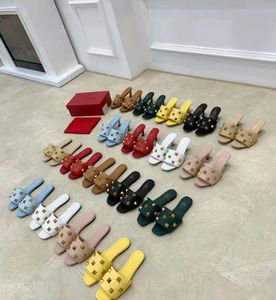 Un designer senior conçoit des pantoufles pour femmes, des sandales en cuir, des pantoufles plates, des sandales de plage brevetées, des semelles en caoutchouc, des chaussures plates d'été, des talons hauts, des boîtes à lacets.