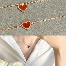 Collier de créateur senior Vancleff V Gold Little Peach Heart plaqué avec une chaîne de cols de pendentif d'été frais en or épais et polyvalent