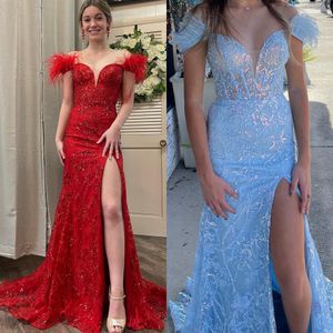 Robe de bal à paillettes appliquées 2k24, manches cape en plumes, ajustée, préadolescente, spectacle d'hiver, soirée formelle, piste de gala, robe de concours, fente haute, lilas, bleu clair, rouge