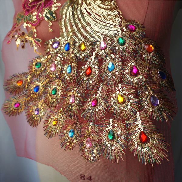 Lente del pavo real pavo rainbow rinestone cola de pluma bordada apliques tela de encaje de malla roja de cose de costura para la decoración de la boda