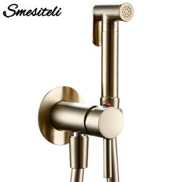 Set bidet spuitsprayer kraan Badkamer Mixer Wand gemonteerd heet en koud water met slang MKESELELI Borstig Gold Brass Handheld