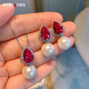 Ensembles 2021 Tendance 12mm Couleur Or Blanc Perle D'eau Douce Rubis Pendentif Collier Boucles D'oreilles pour Femmes De Mariage Ensemble De Bijoux En Gros