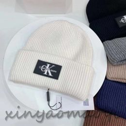 Ensembles 2023ss Chapeau tricoté pour femmes de marque de mode C K Designer Beanie Cap officiel synchrone original unique 1 1 chapeau chaud anniversaire pour hommes