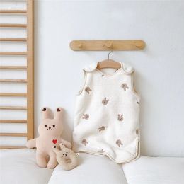 Sets Baby Sleeping Bag Mouwloos beddengoed Sleepsack Cartoon geborduurd slaapkleding Winter flanel Warm comfortabele pasgeboren huiskleding
