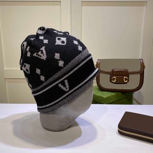 Sets Petten Muts/Skull Caps Ontwerpers luxe wollen hoed effen kleur letters bloemblaadjes dames wollen muts temperament honderd nemen mode casual ontwerp hoeden paar modellen