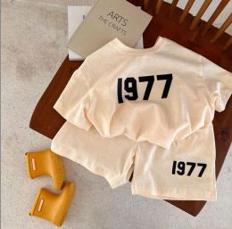 Ensemble de coton pur pour enfants 2023 Été Nouveaux garçons et filles à manches courtes à manches courtes numériques Baby Baby Two Piece Set Trendy