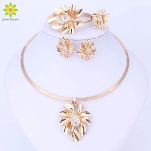 Zet goud vergulde vrouwen Dubai African kralen Kostuum sieraden feest bloemenvormige ketting set mode heldere kristallen sieraden sets