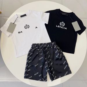 SETS Kid Designer T-shirt Kids Vêtements d'été Two Piece Set Shorts à manches courtes 18 styles Blanc Blanc avec lettres Taille 90-150