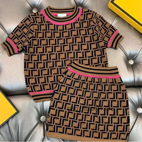 Conjuntos Ropa para niños Falda de diseñador para niñas y conjunto de camisa con cuello en O Ropa para bebés Ropa para niños Chándal para niños Traje de verano con letras completas Top para niños lindos