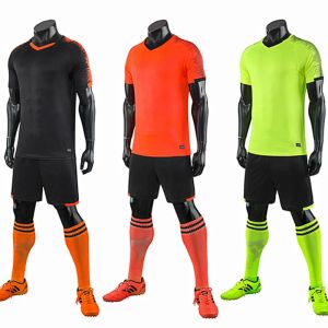 Définit de nouveaux maillots de football pour adultes et pour enfants.