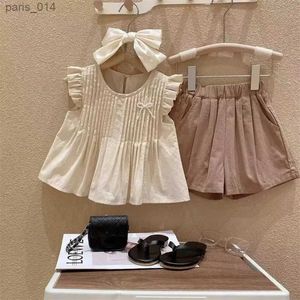 Ensembles / Costumes 2023 Printemps Été Nouvelles filles Ensemble de vêtements mignon petite chemise de poupée plissée à manches volantes + short de poche 2 pièces tenue de mode pour enfants