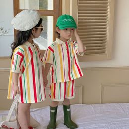 Sets pakken kinderen zomerse mode gestreepte broer zus kostuums wijzen sleutel thirt losse shorts 2pc meisje jurken 230508 af