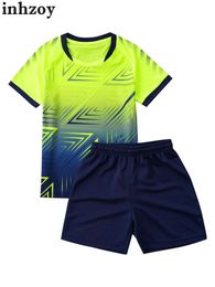Sets/pakken Kids Boys voetbal Outfits Sportkleding Print T-shirt met korte mouwen met elastische tailleband Drawing Shorts Set Workout Tracksuitl240502