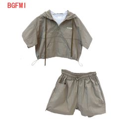 Sets pakken kinderen kinderen kleding zomerkleding babyjongen pak korte mouwen nep tweedelig hoodie shorts 2 pc's set met trekkoord 230508