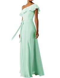Een schouder a-lijn bruidsmeisje jurk mouwloze vloer lengte gegolfde chiffon bruiloft windjurk met sjerp
