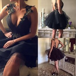 Setwell Little Black Tiered Short Homecoming Jurken V-hals Backless Afstuderen Jurk Kant Geappliceerd A Line Mini Galajurken Custom Made