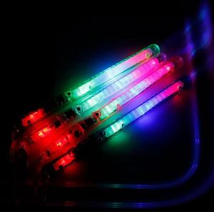 Zeven kleuren LED-oplichtstaven Glow Sticks Knipperende concerten Rave Party Verjaardagsgunsten Grote transparante riem Feestartikelen Kleurrijke Flash Stick licht speelgoed