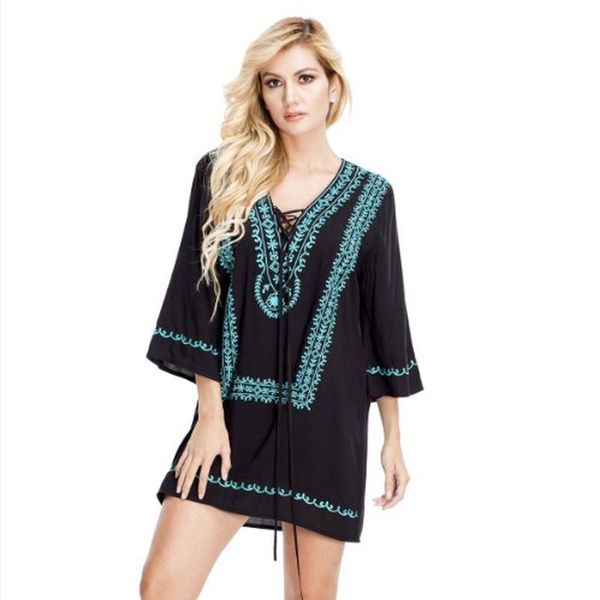 Manches à sept points Col en V Lâche Chemisier de plage noir Coton Bikini de vacances brodé à fond bleu Robe maxi Chemise de protection solaire Maillot de bain pour femme