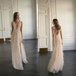 Sexy A-Line Robes De Mariée Plage Style Col En V Profond Sans Bretelles Dos Nu Cuissardes Fentes Étage Longueur Plumes Robe De Mariée Formelle 275S