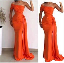 Sexy arabe longues robes de demoiselle d'honneur pour les mariages en soie satin orange sirène une fête de la fête de la fête