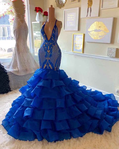 Sexy rückenfreies, königsblaues Meerjungfrau-Abschlussballkleid 2021, abgestufter Rock, überkreuzt, lange formelle Abendkleider, applizierte Pailletten, funkelnd glänzendes Verlobungskleid