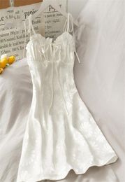 Sexy sans manches sans manches nocturnes club enveloppe mini-robe femme 2021 Coréen White Daisy Jacquard Vestidos Summer Robes 8301219