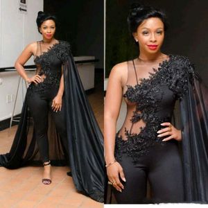 Sexy Black Illusion Jumpsuits Prom Dresses met Cape Wrap 2022 Zuid-Afrika Kant Applique Lange Avondjurken Beaded Women Formal Party Wear