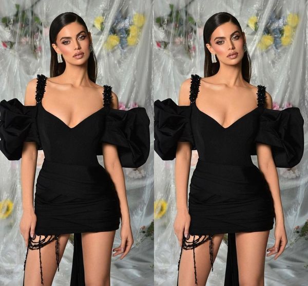 Robes de cocktail courtes noires sexy pour femmes bretelles spaghetti col en V perles satin au-dessus du genou longueur formelle soirée robes de fête d'anniversaire porter pour le club