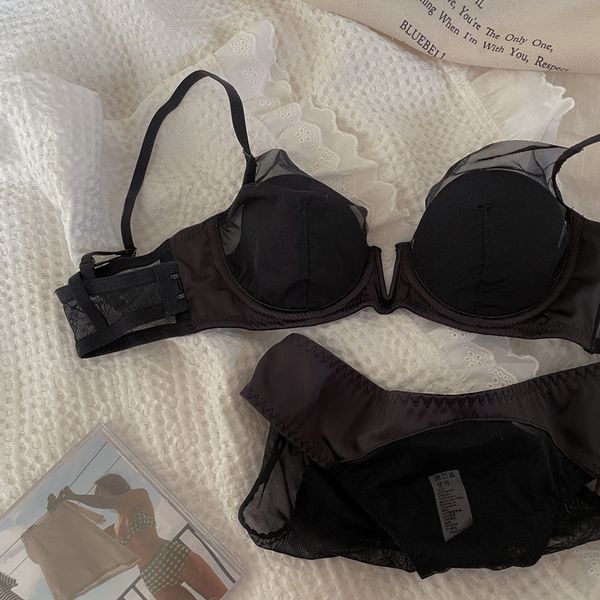 Lingerie de femmes noires sexy avec une petite panty