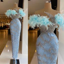 Robes de bal de sirène bleue sexy plume des perles d'épaule des robes de soirée de fête d'anniversaire robe de bal de balayage