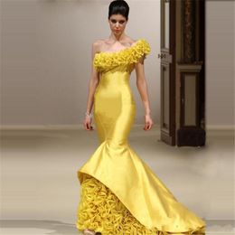 Sexy goedkope Arabisch gele avondjurken een schouder zeemeermin ruche open back sweep trein plus size mode feestje prom jurken