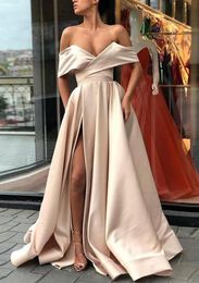 Sexy goedkope gesplitste champagne prom -jurken 2023 van de schouder satijnen vloer lengte witte roze blos eenvoudige avond feestjurken