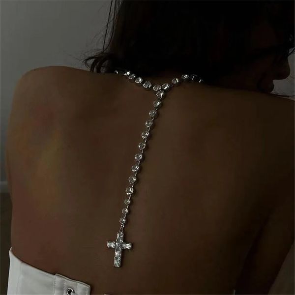 Sexy Crystal Big Cross Pendant Long Pildel Collier de chaîne arrière Bijoux de mariage pour femmes Collier de chaîne de carrosserie en strass Collier Collier 240315