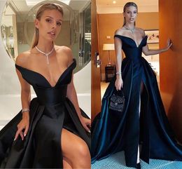 Sexy Dark Navy Satin Simple A Line Prom Dresses V-hals plooien Voorste Slit Formele Avondjurken Off Schouder Arabische Aso Ebi Speciale Gelegenheid Jurk Robe de Soiree