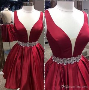 Sexy diepe v-hals mouwloze korte homecoming jurken Exquisite kristallen backless prom feestjes op maat gemaakt in donkerrood