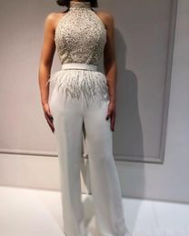 Sexy elegent aangepaste kristal kralen hoge kraag pant suit prom jurken met veren sjerp mouwloze jumpsuit feestjurk avondjurken