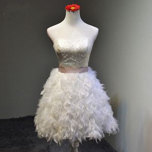 Robe de soirée sexy Femmes avec plumes sans bretelles Mini personnalisée Fabriqué en tissu satiné robe de soirée lotus feuille mince sirène robe de queue de balayage