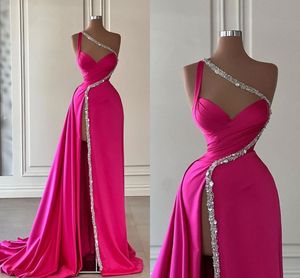 Sexy Fuschia Plus Size A Line Galajurken Lang voor Vrouwen Een schouder Lovertjes Satijn Front Split Verjaardag Pageant Celebrity Avond Feestjurken Formele gelegenheden