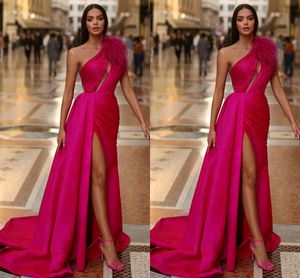 Sexy Fuschia Plus Size Vaina Vestidos de baile largos para mujeres Un hombro Piel Satén Lado alto Dividir Cumpleaños Concurso Celebrity Vestidos de fiesta de noche Ocasiones formales