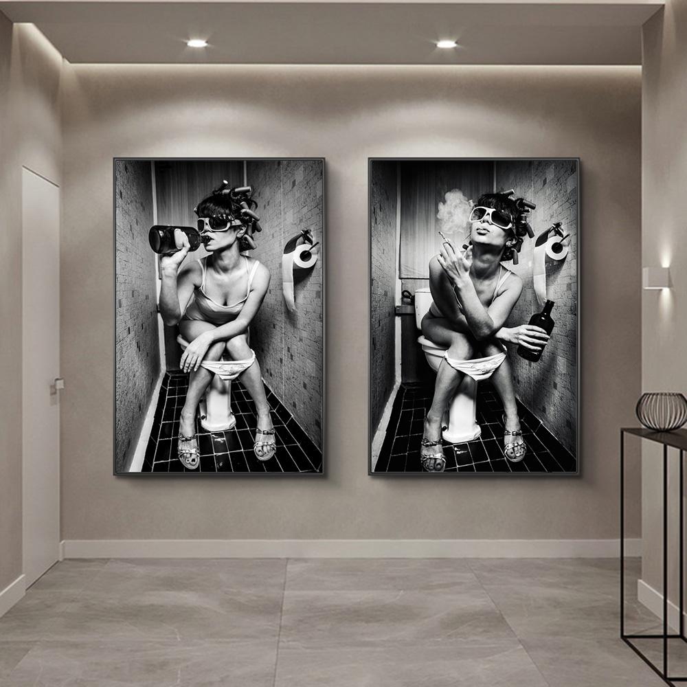 Нордические холст -художественные плакаты и принты Сексуальная девушка сидит в туалете Черно -белая женщина дым и пить в плакате с картинками в туалете