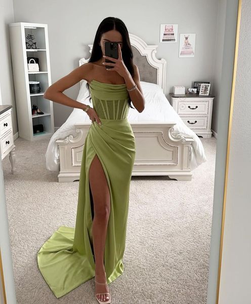 Vestidos de fiesta de sirena verde sexy Largos para mujeres Plisados sin tirantes Drapeado Lado alto Dividir Ropa formal Fiesta de noche Concurso de cumpleaños Vestidos de segunda recepción