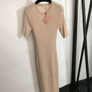 Robe en tricot sexy pour femmes avec logo brodé de styliste à manches courtes et jupe à la taille