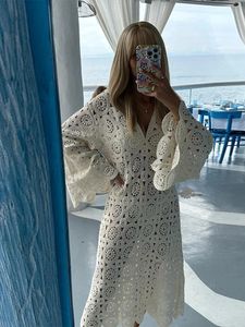Sexy creused Out Flare Sleeve Midi Dres Fashion Very V cou de cou solide Vestidos 2024 Elegant Beach Party Female Robes 240402