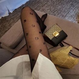 Medias de club nocturno con estampado de letras sexy Calcetines nuevos top ajustados sexy marca de lujo Clásico Cuatro estaciones Seducción Hermosas mujeres y niñas pantalones con letras impresas 2 piezas 5 estilos