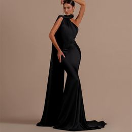 Sexy lange zwarte satijnen halter halslijn avondjurken met lint zeemeermin geplooide sweep trein ritsje backless prom jurken voor vrouwen