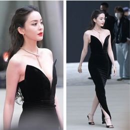 Sexy lange zwarte fluwelen beroemde beroemde jurken met spleethuls mouwloze v-hals vloerlengte ritssluiting terug avond prom-jurken voor vrouwen