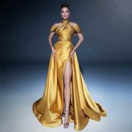 Sexy lang goud satijnen mouwloze prom -jurken met spleet zeemeermin halter geplooide sweep trein ritssluiting back prom jurken voor vrouwen